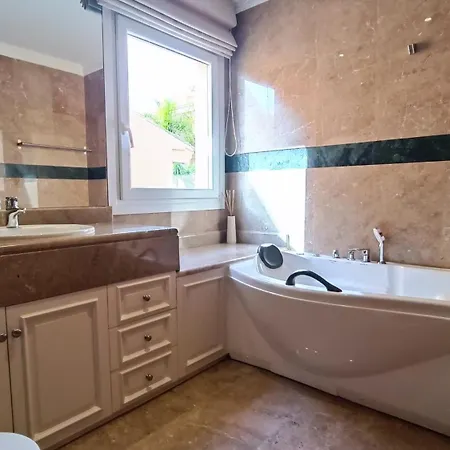 Lovely Duplex Penthouse With Spectacular Sea View شقة *