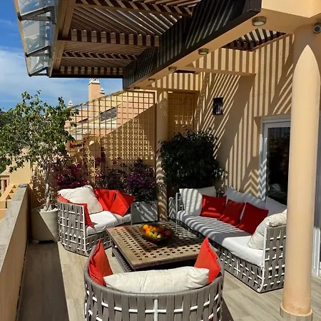 Lovely Duplex Penthouse With Spectacular Sea View شقة *